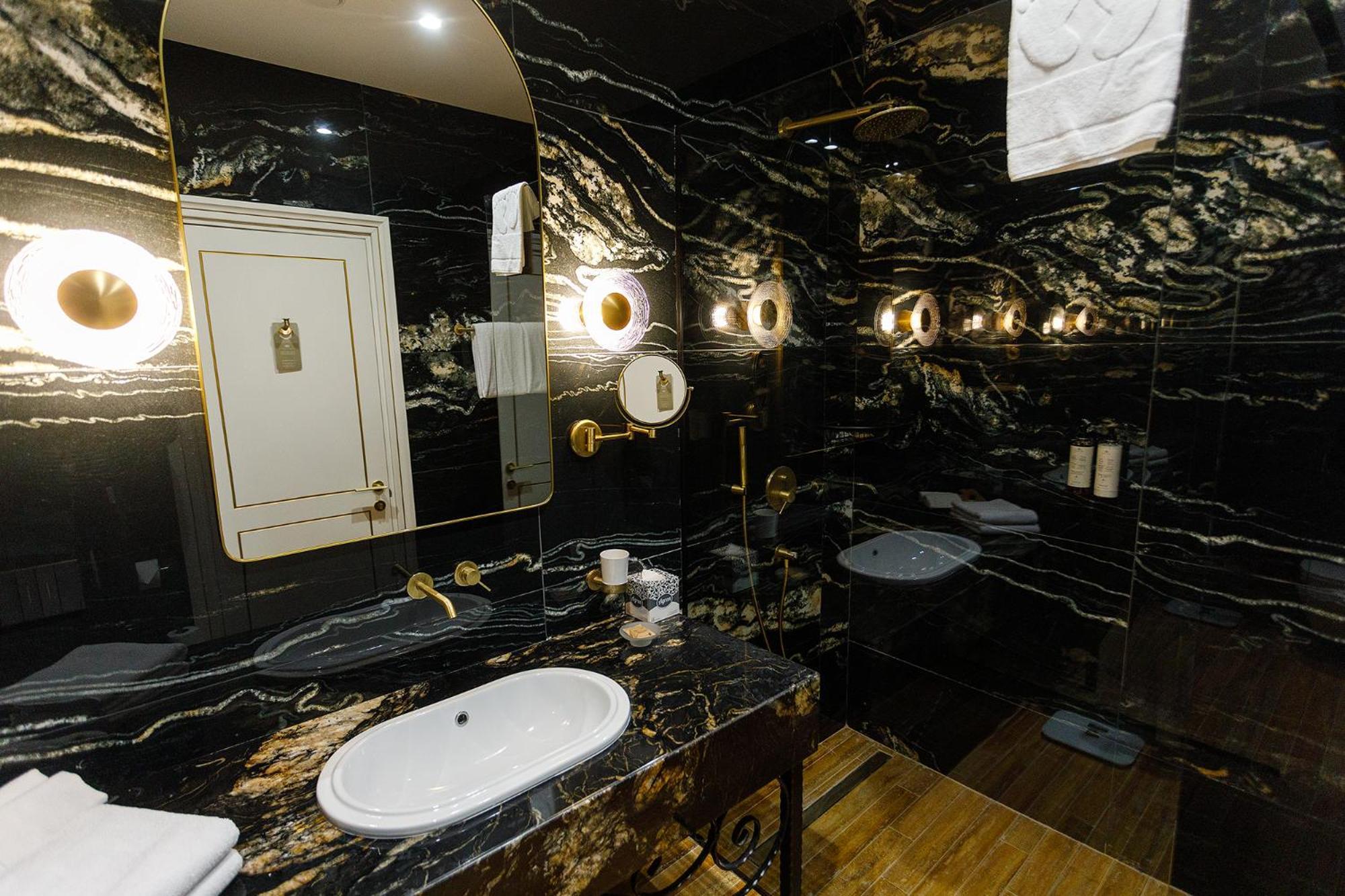 Ambassadori Tbilisi Hotel Ngoại thất bức ảnh Bathroom