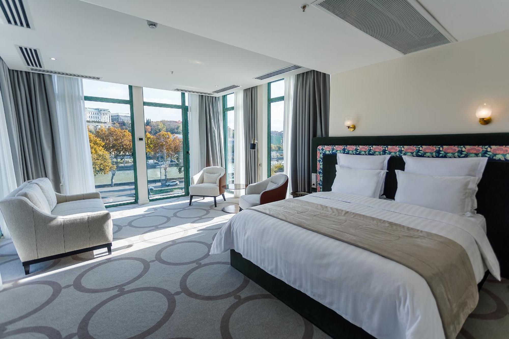 Ambassadori Tbilisi Hotel Ngoại thất bức ảnh A room at the hotel
