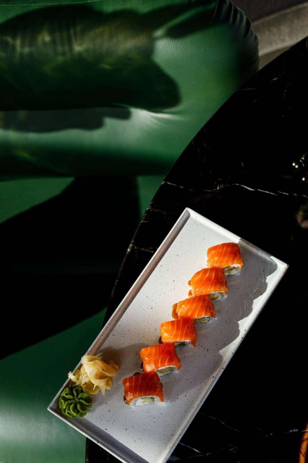 Ambassadori Tbilisi Hotel Ngoại thất bức ảnh Salmon sushi