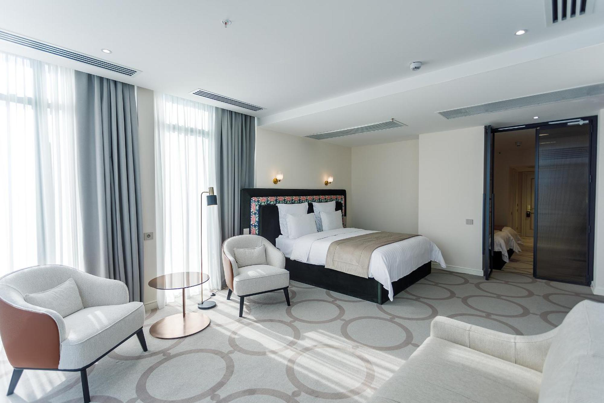 Ambassadori Tbilisi Hotel Ngoại thất bức ảnh A bedroom at the hotel